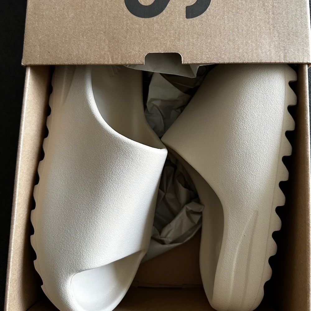 Yeezy Slides in Bone